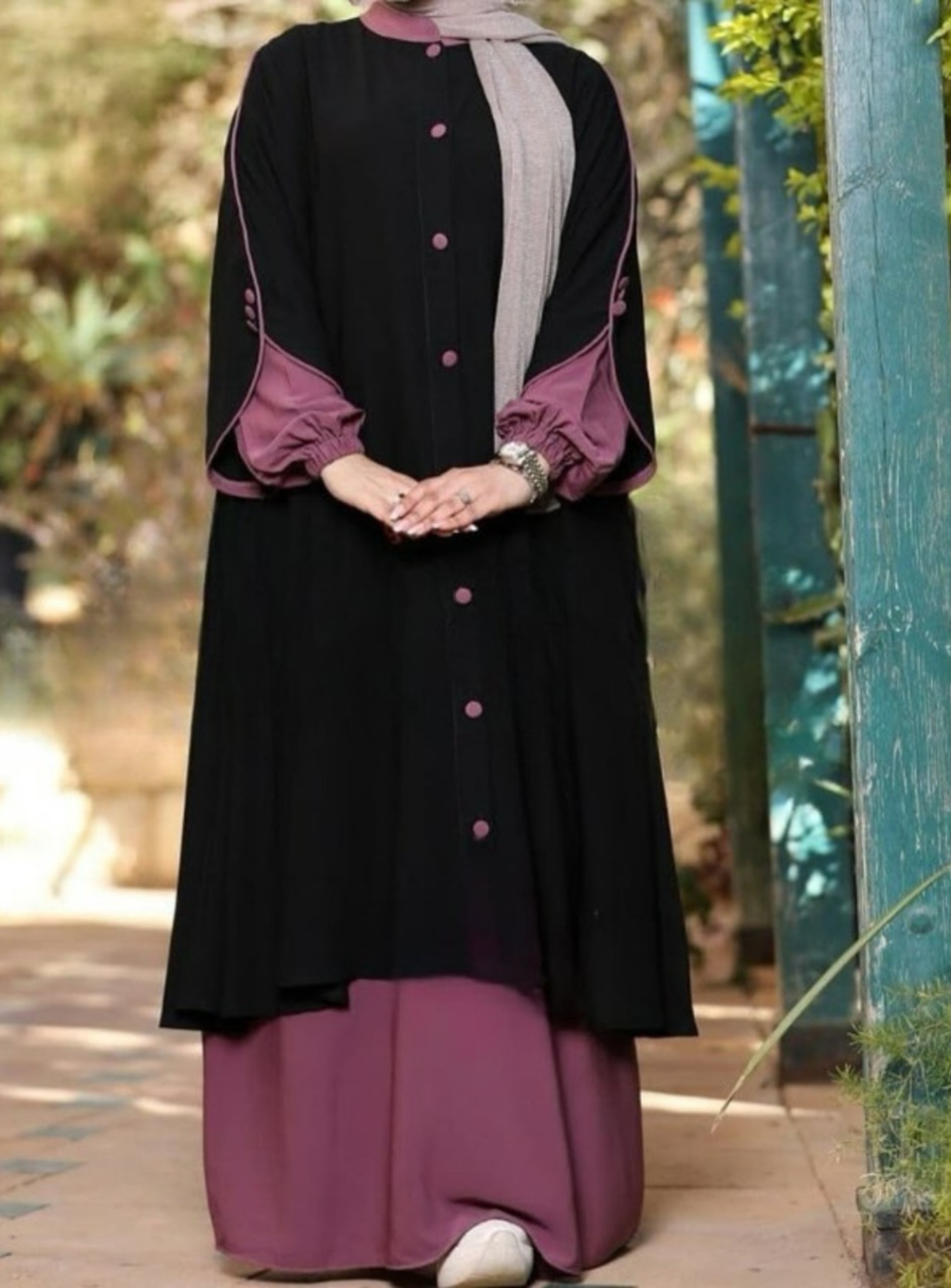 Abaya avec cape & boutons nacrés