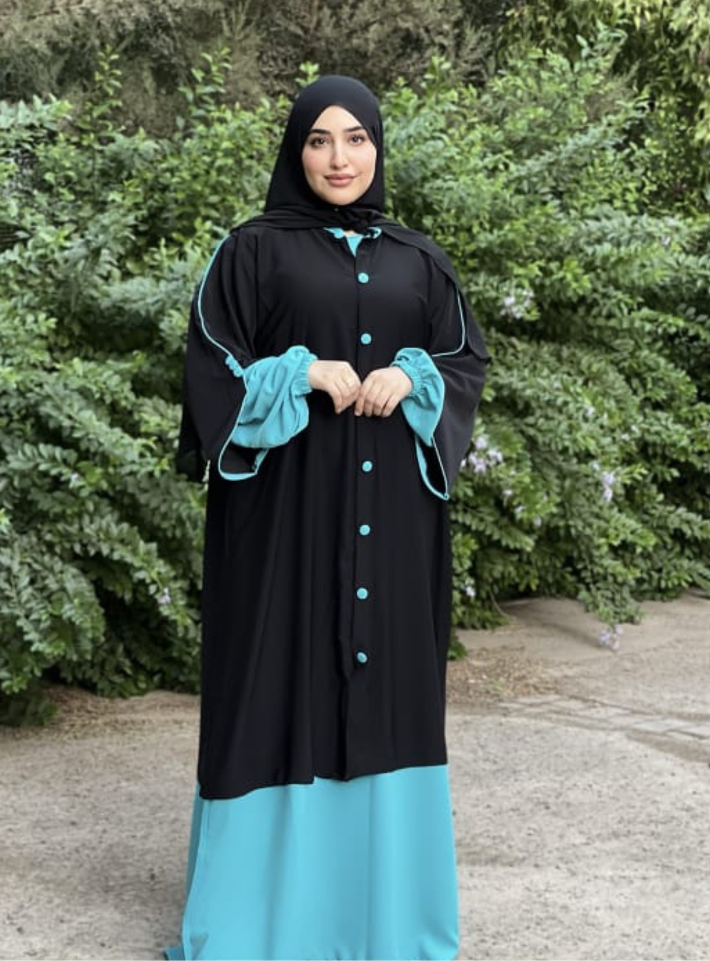 Abaya avec cape & boutons nacrés