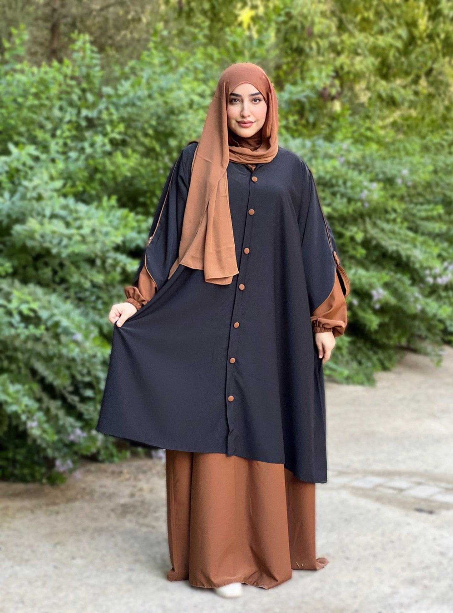 Abaya avec cape & boutons nacrés 2