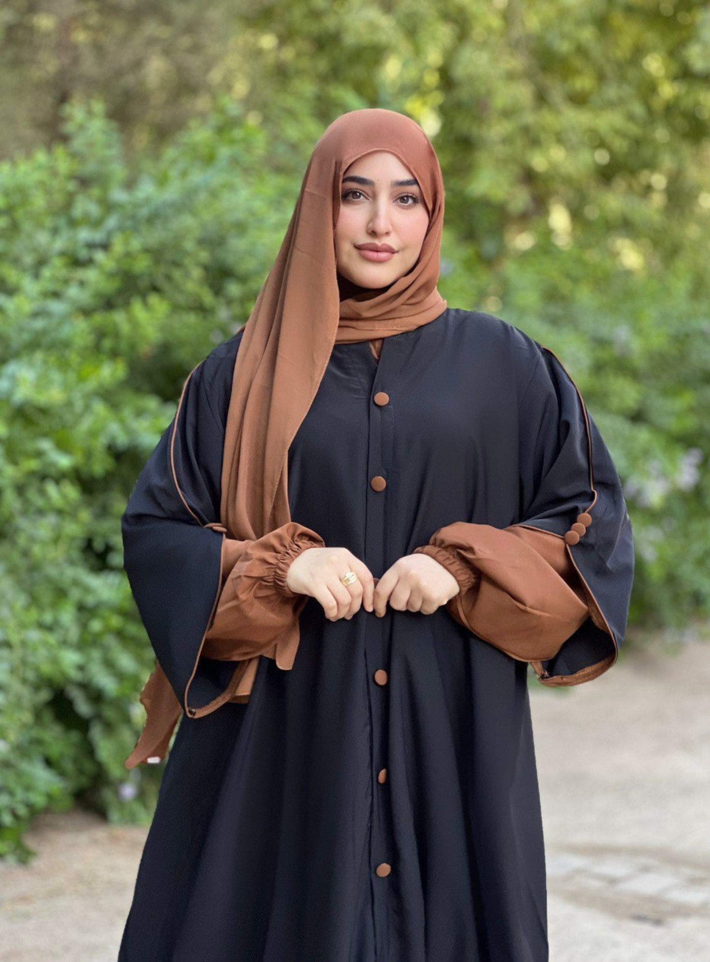 Abaya avec cape & boutons nacrés 2