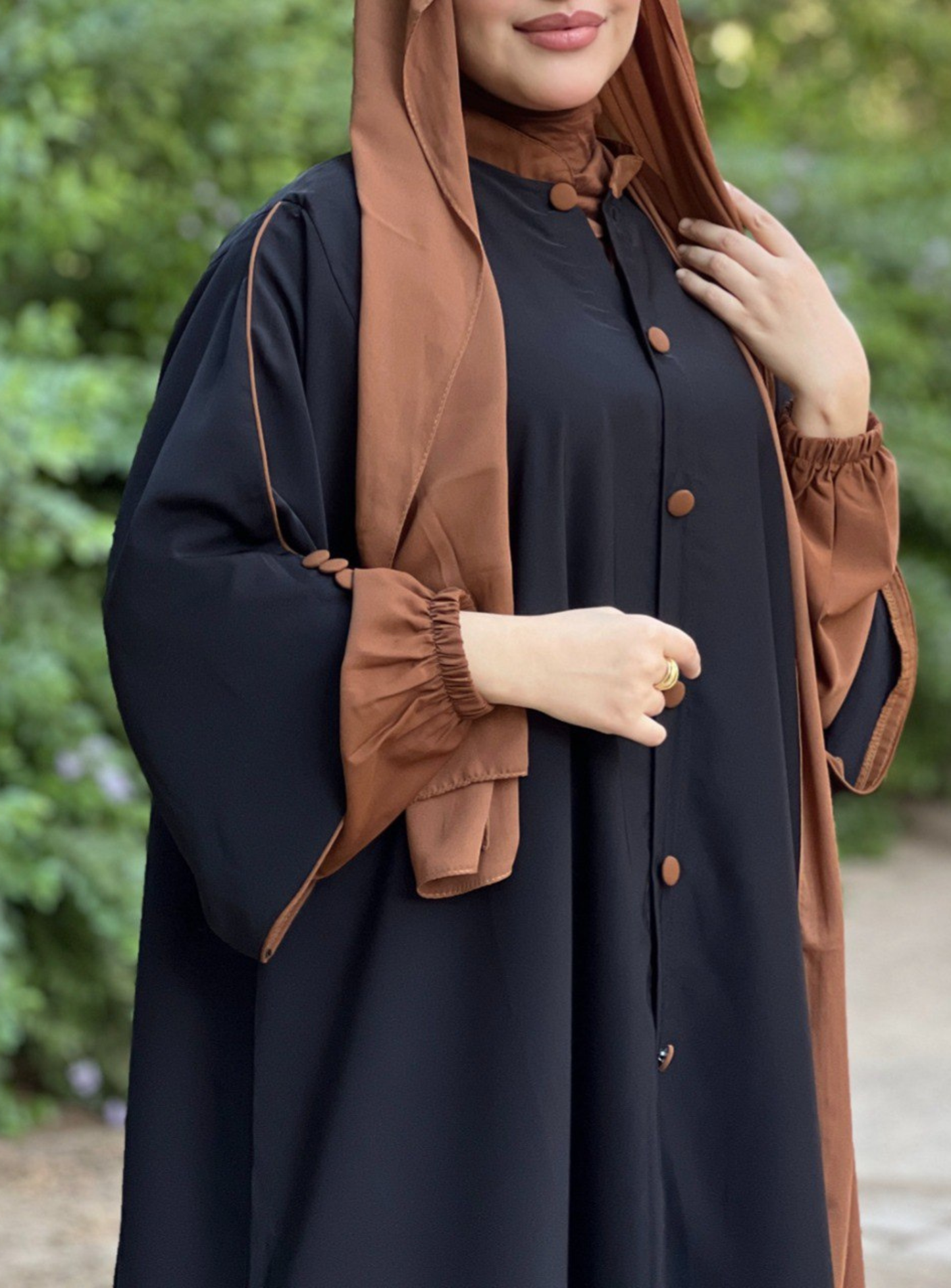 Abaya avec cape & boutons nacrés 2