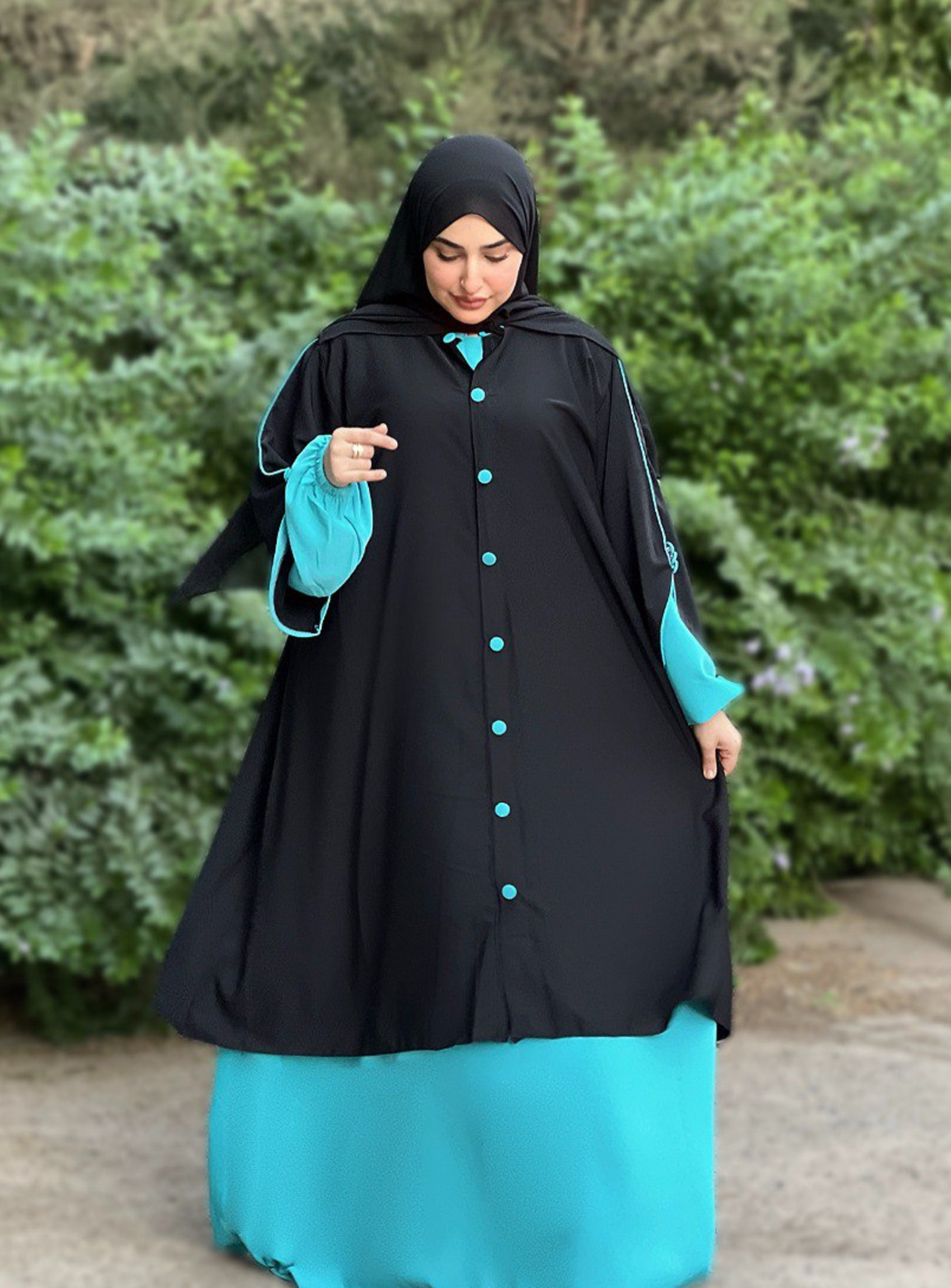 Abaya avec cape & boutons nacrés 2