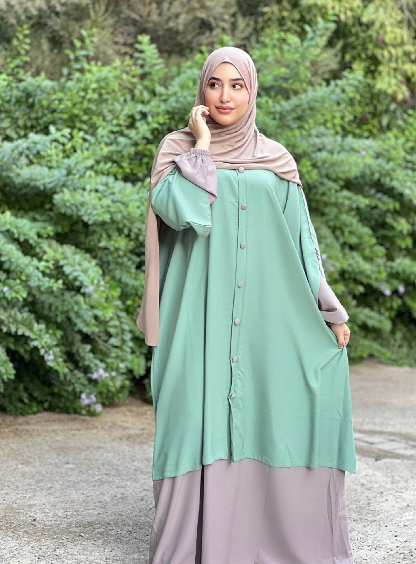 Abaya avec cape & boutons nacrés 2
